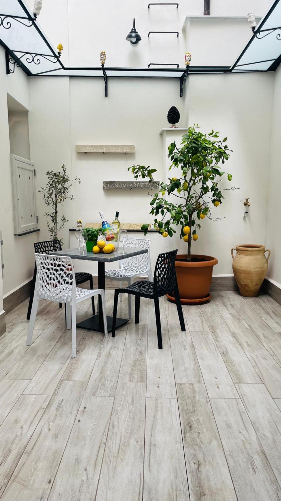 Casa Vacanze Donna Mariacarme' ปาแลร์โม ภายนอก รูปภาพ